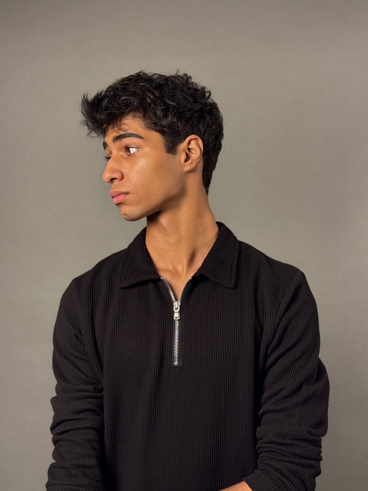 Black Quarter Zipper Knit Shirt