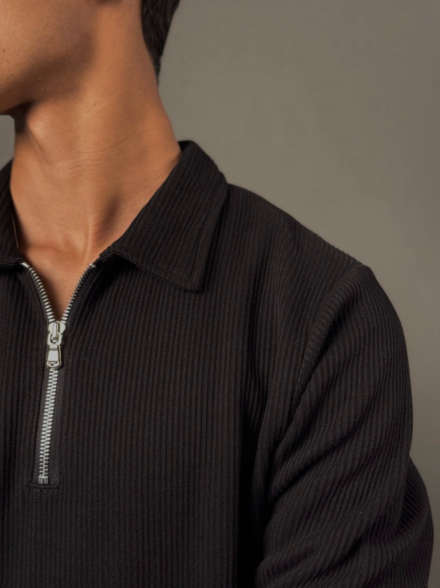 Black Quarter Zipper Knit Shirt