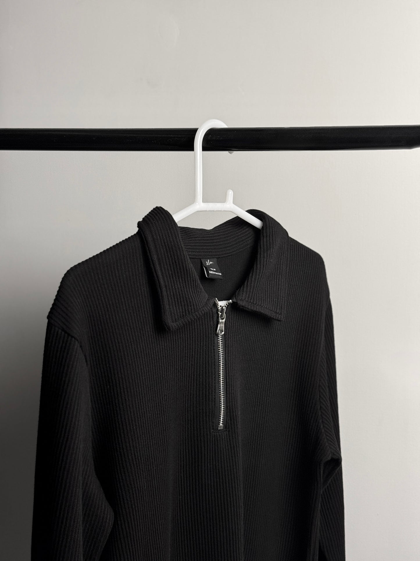 Black Quarter Zipper Knit Shirt