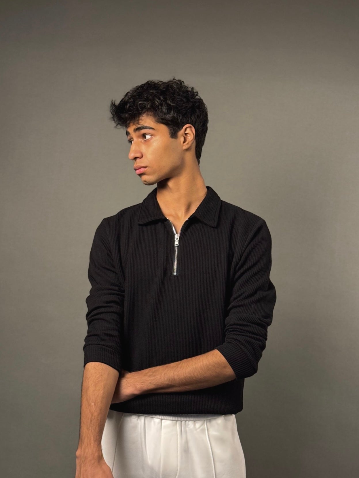 Black Quarter Zipper Knit Shirt